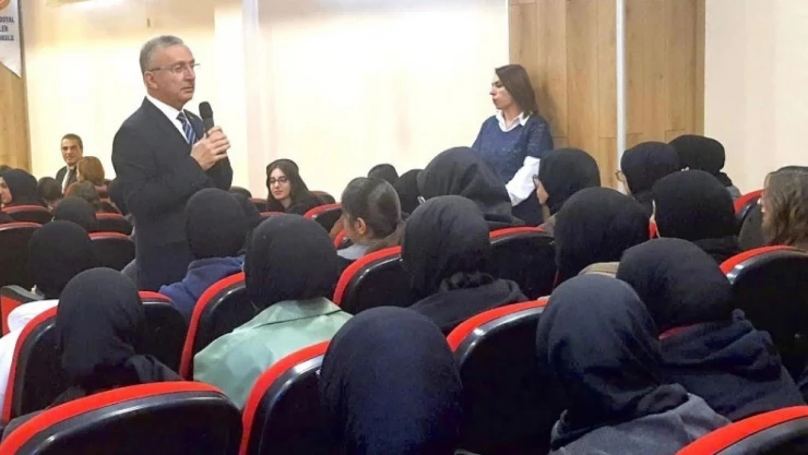 Rektör Levent lise öğrencilerine konferans verdi