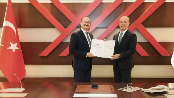 Rektör Prof. Dr. Ahmet Hacımüftüoğlu mazbatasını aldı