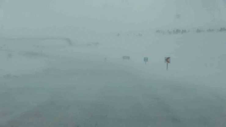 Sahara Geçidi'nde kar ve tipi ulaşımı aksattı