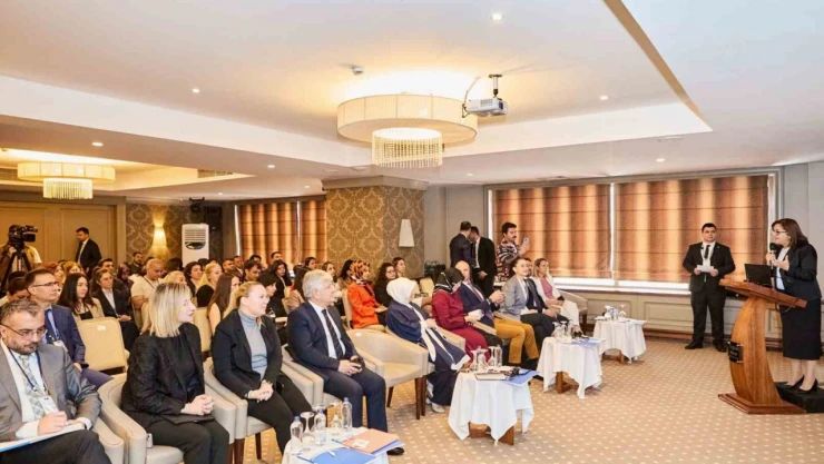 Şahin, Koruyucu Aile Hizmeti Eğitim Çalıştay'ına katıldı