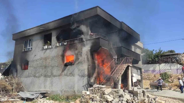 Samanlıktan çıkan yangın iki katlı evi kullanılamaz hale getirdi