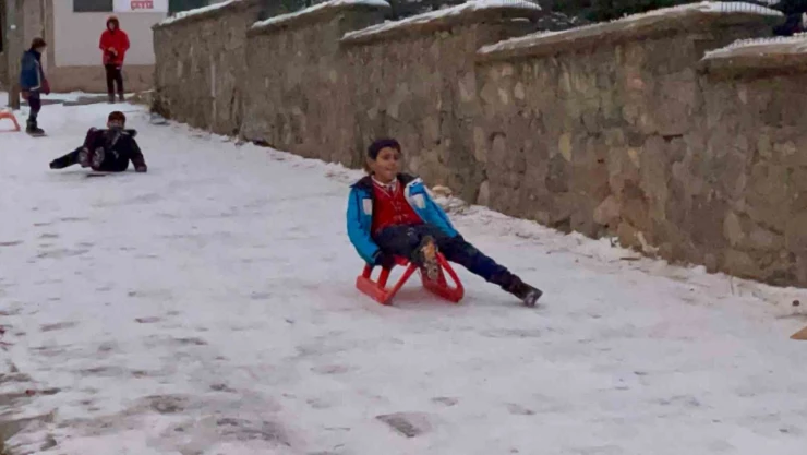 Sarıkamış'ta çocukların düşe kalka kızak keyfi