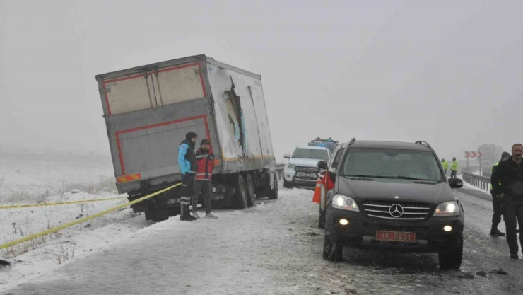 Sarıkamış'ta zincirleme kaza: 2 ölü, 8 yaralı