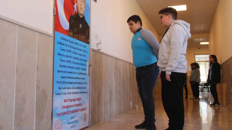 Şehitlerin isimleri, sınıf kapılarında yaşatılıyor