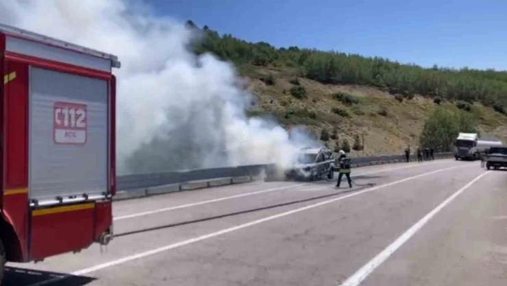 Seyir halindeki otomobil alev aldı