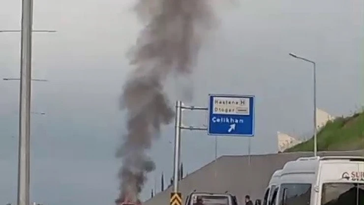 Seyir halindeki otomobil yandı