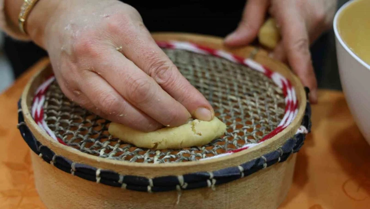 Sivas'ın yöresel tatlısı kalburabastı, bayram sofralarında yerini aldı