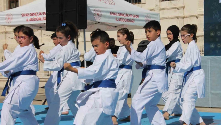 Sivas'ta Amatör Spor Haftası renkli etkinliklerle başladı