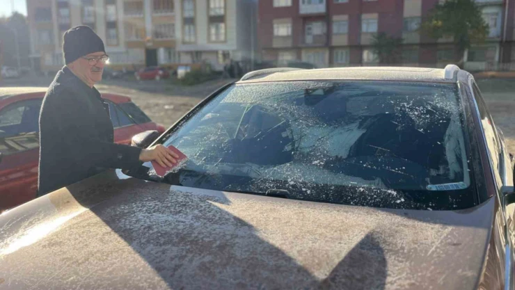Sivas'ta hava sıcaklığı eksi 10 dereceye düştü, araç camları buz tuttu