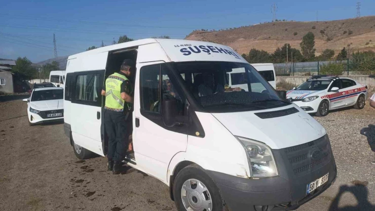 Sivas'ta jandarma ekipleri okul servislerini denetlendi