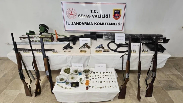 Sivas'ta uyuşturucu tacirlerine jandarma operasyonu: 4 kişi tutuklandı