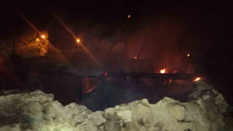 Sivas'ta yangın, 5 samanlık 2 ahır yandı: 9 hayvan telef oldu