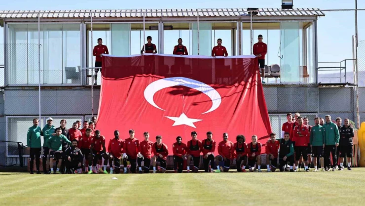 Sivasspor antrenmanda dev Türk bayrağı açtı