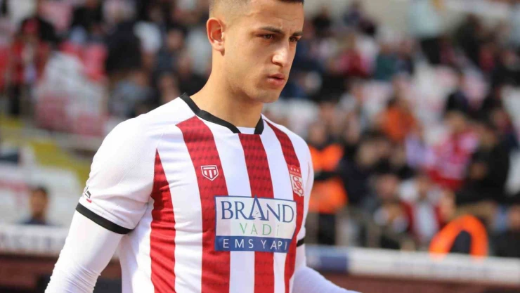 Sivassporlu futbolcunun omuzu çıktı