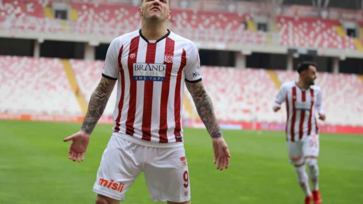 Sivassporlu Rey Manaj'a milli davet