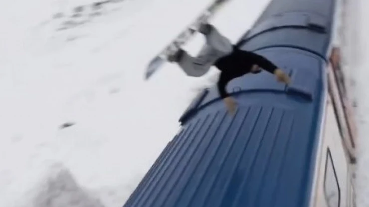 Snowboardla Doğu Ekspresi'nin üzerinden atladı