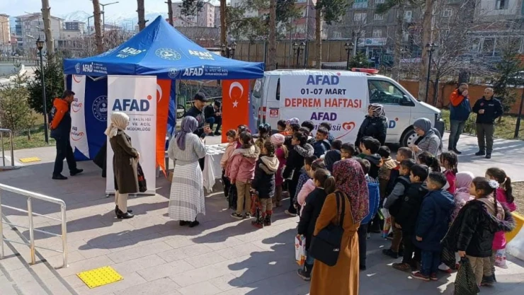 Tarihi Murat Köprüsü'nde deprem farkındalık standı kuruldu