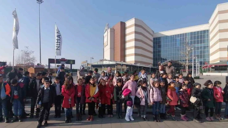 Taşradaki öğrencilerin hayallerini gerçekleştiriyor