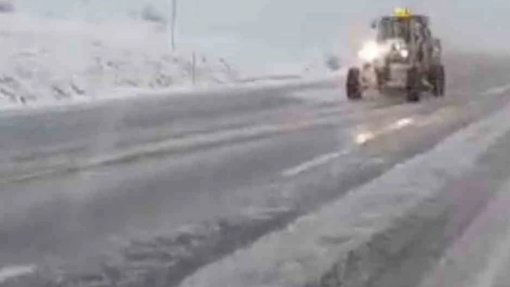 Tatvan'da kar yağışından dolayı köy yolları kapandı