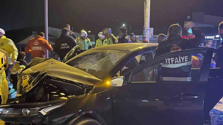 Tatvan'da otomobil iş makinesine çarptı: 4 yaralı