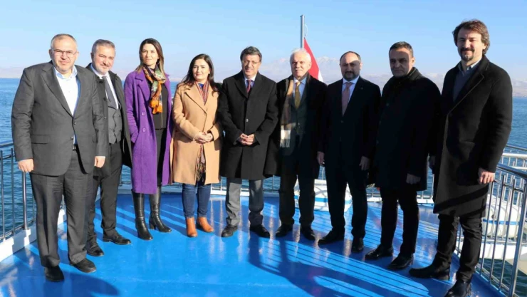 TBMM Su Ürünleri Araştırma Komisyonu üyeleri, Van Gölü'ne ağ atan balıkçıları ziyaret etti