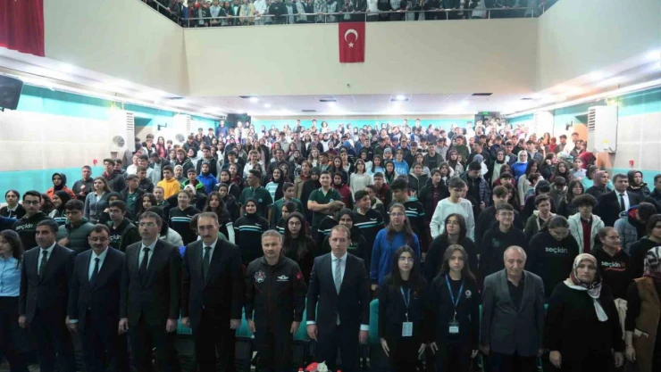 Türkiye'nin ilk astronotu Alper Gezeravcı Muş'ta öğrencilerle buluştu