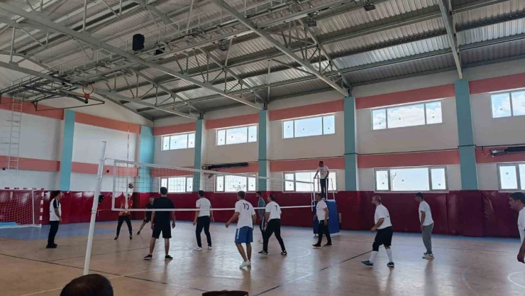 Tut ilçesinde voleybol turnuvası düzenlendi