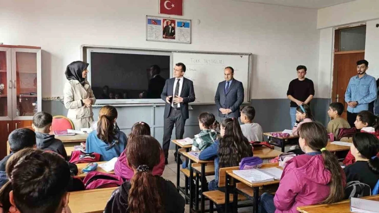 Tutak Kaymakamı Adıbelli, köy okullarını ziyaret etti