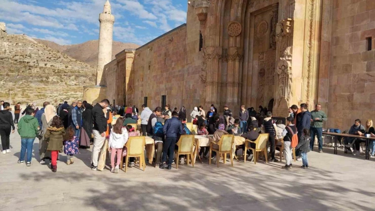 UNESCO Dünya Mirası listesindeki Ulu Camii'nin gölgesinde satranç turnuvası düzenlendi