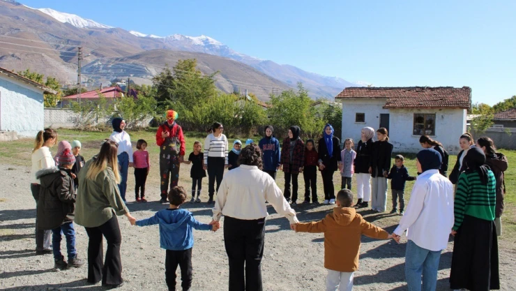 Üniversite öğrencileri çocukları sevindirdi
