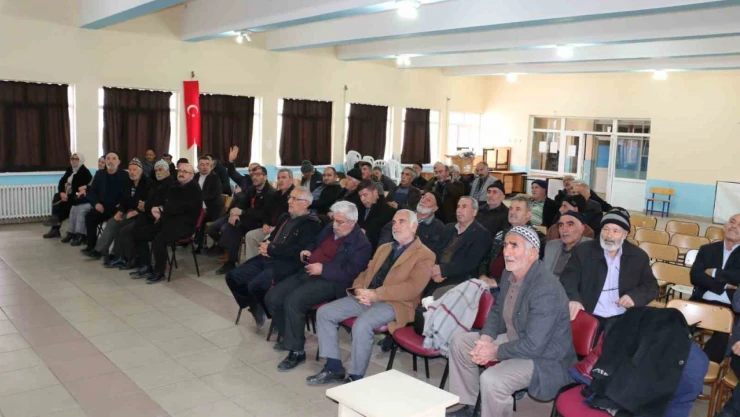 Üzümlü'de çiftçilere üzüm bağlarında görülen hastalık ve zararlılarla ilgili eğitim verildi