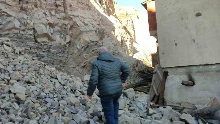 Uzundere'de göçük sonrası AFAD tarafından inceleme başlatıldı