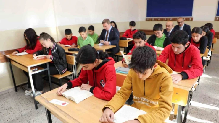 Vali Aydoğdu: 'Okulun ilk günü umutların yeniden filizlendiği, kalplerin birlikte attığı, geleceğin ellerimizde şekilleneceğini muştulayan bir bayramdır.'