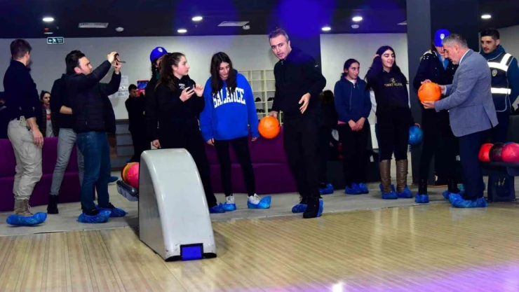 Vali Çiçek öğrencilerle bowling oynadı
