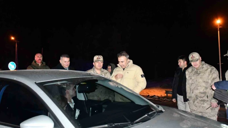 Vali Çiçek yılbaşında görevli sağlık ve emniyet personelini ziyaret etti