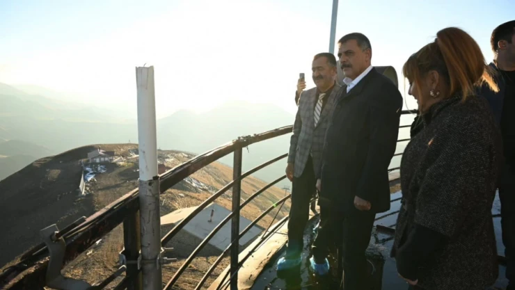 Vali Çiftçi Paladöken'in zirvesinde