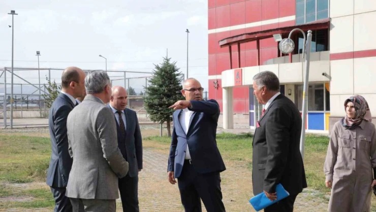 Vali Koç, KYK yurtlarında incelemede bulundu