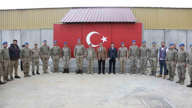 Vali Usta, üs bölgesinde Mehmetçik ile bir araya geldi