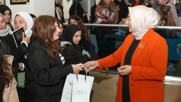 Van'da 'Scapın'ın Dolapları' oyunu sahnelendi