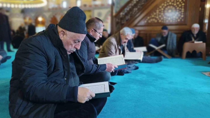 Van'da camilerde mukabele okunuyor