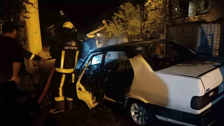 Van'da seyir halindeki otomobil alev alev yandı