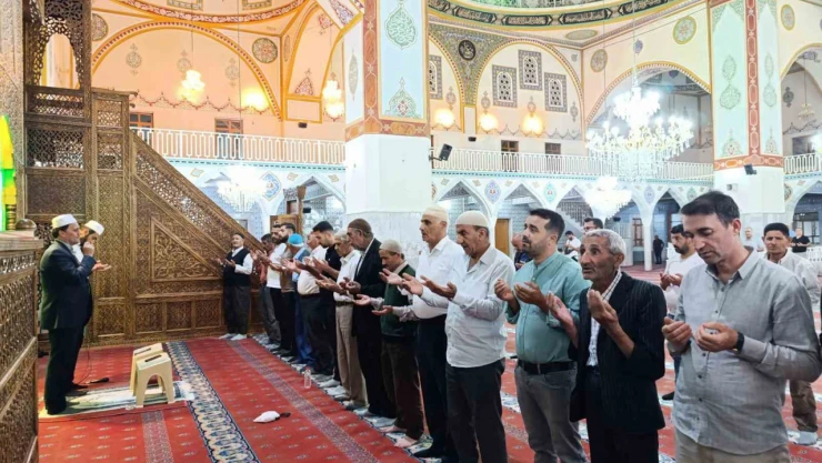 Van'da vatandaşlar Mevlit Kandili'nde camilere akın etti