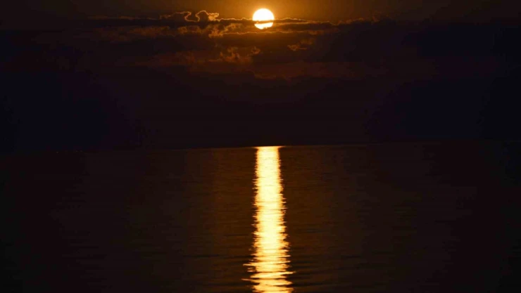 Van Gölü'nde dolunay güzelliği