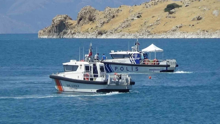 Van Gölü'nde kaybolan gencin arama çalışmaları dördüncü gününde sürüyor