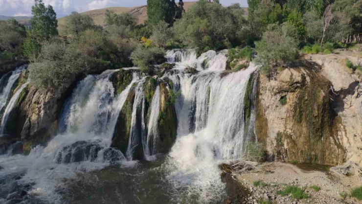 Van'ın Muradiye Şelalesi'nde hafta sonu yoğunluğu