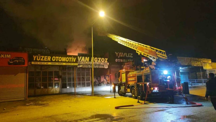Van Oto Sanayi Sitesi'nde korkutan yangın