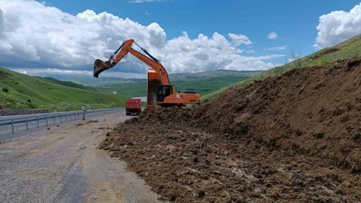 Varto'da aynı noktada 4.'üncü kez heyelan meydana geldi