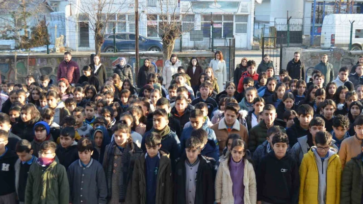 Varto'da şehit askerler için saygı duruşunda bulunuldu