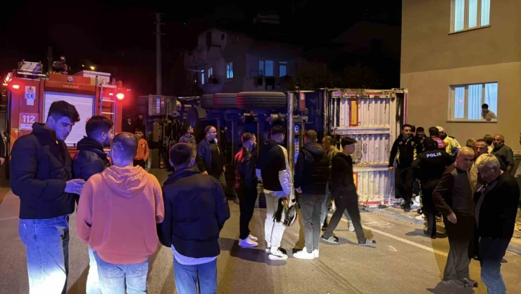 Virajı alamayan tır devrildi, yükü binanın bahçesine döküldü: 1 yaralı