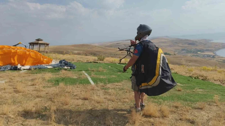 Yamaç paraşütüyle Ercişli 15 Temmuz şehidinin ismini dalgalandırdı